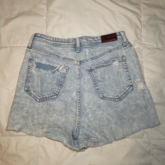 Hollister Button-up High-Waisted Distressed Denim Shorts Size 9 - Picture 3 of 10